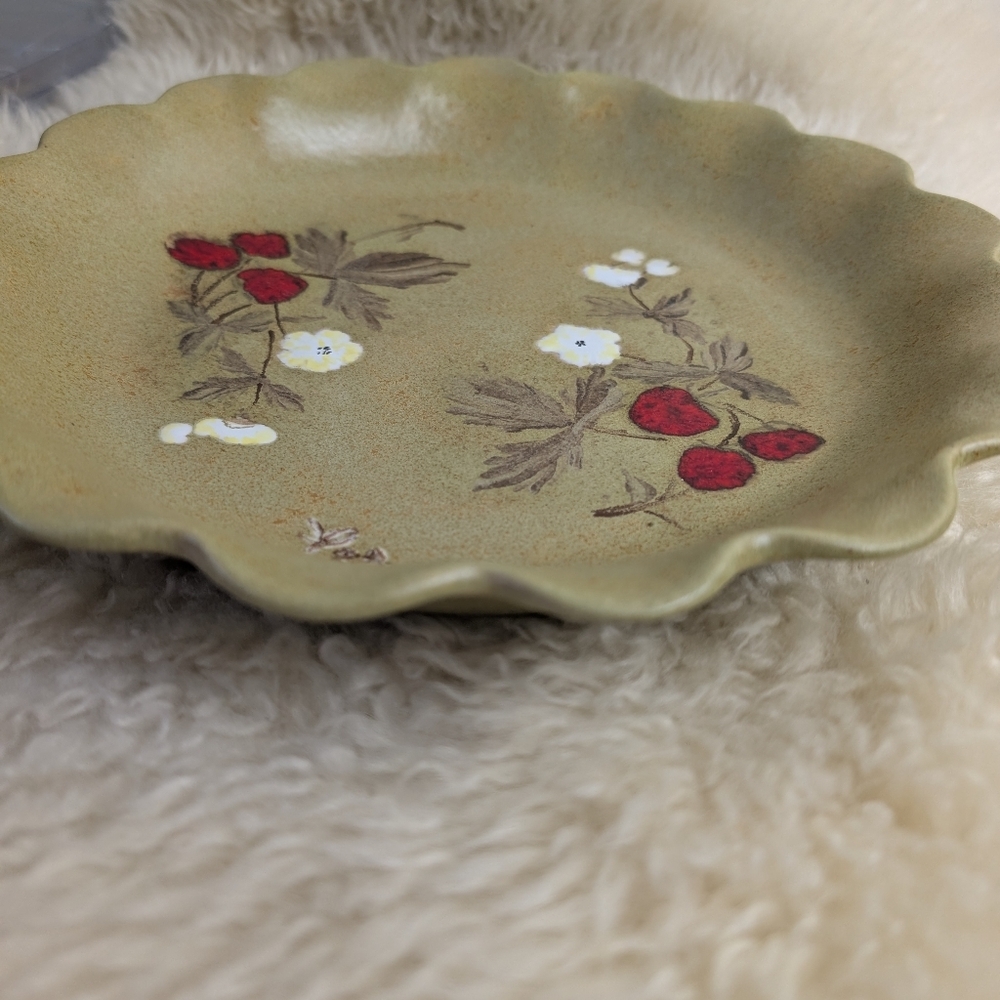 VINTAGE SCALLOPED CERAMIC PLATE HAND PAINT FLORAL/ STRAWBERRY - Picture 2 of 7